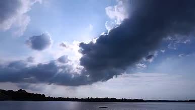 实拍阳光下的云延时摄影视频的预览图